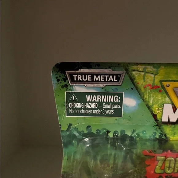 Monster Jam - Monster Mutt VS. EarthShaker - Zombie VS. Hunter Series 1:64 Scale - Picture 4 of 6